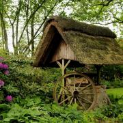 Fountain Thatched Roof Wagon Wheel Spring