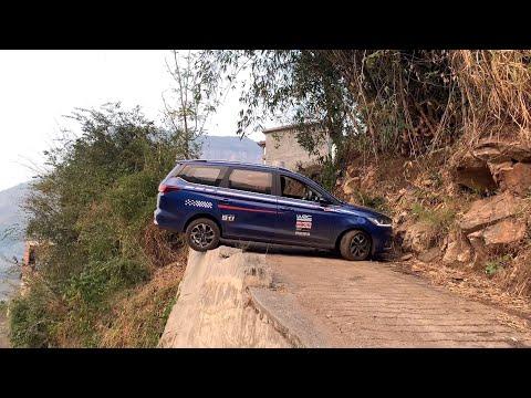 The driving expert demonstrates the very narrow road U-turn skills #Video