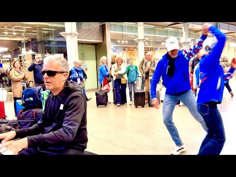 Commuters Dance To Boogie Woogie Piano - Crowd Delighted #Video