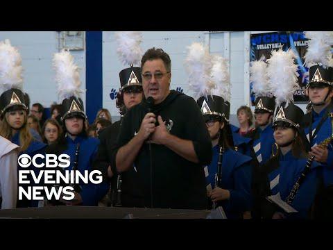 Musician Vince Gill surprises community devastated by record flooding #video