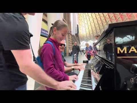 Little Girl Plays Piano - Everyone Becomes Happy #Video #Video