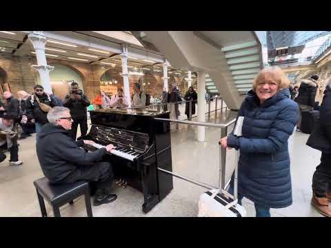 Dude Cheers Up Miserable Commuters On A Moody Monday Morning #Video