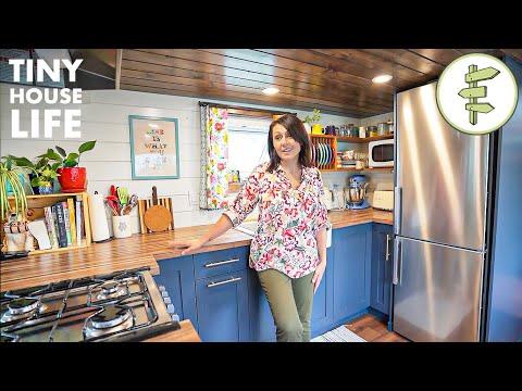 Woman Gains Extra Freedom After Downsizing to a Legal Tiny House in the City + FULL TOUR #Video