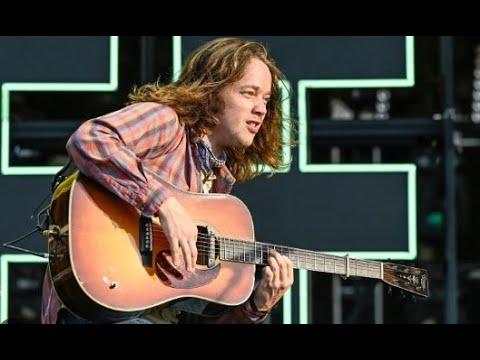 Billy Strings rips Larry Sparks'