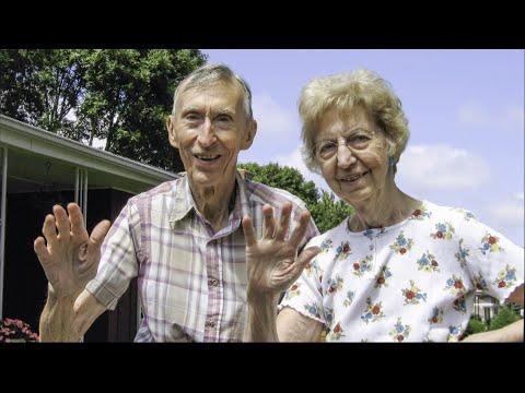 Woman Took Photos of Her Parents Waving Bye Over 27 Years #Video