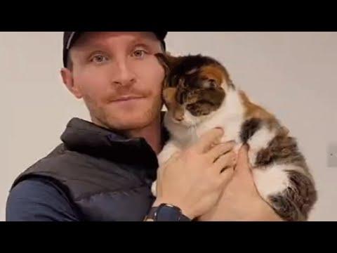 This man is hopelessly obsessed with a 23-year-old cat #Video